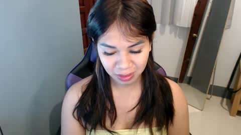 Snapshot of ur_cutiesthotasianxx chatting on December 27, 1:53 am Vee online show from December 27, 1:53 am