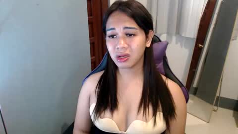 Snapshot of ur_cutiesthotasianxx chatting on December 27, 3:26 pm Vee online show from December 27, 3:26 pm