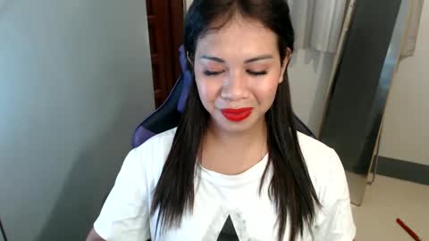 Snapshot of ur_cutiesthotasianxx chatting on January 1, 5:54 am Vee online show from January 1, 5:54 am