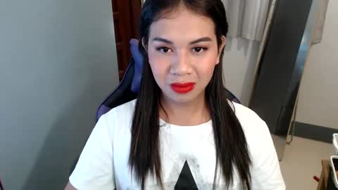 Snapshot of ur_cutiesthotasianxx chatting on January 1, 2:42 pm Vee online show from January 1, 2:42 pm