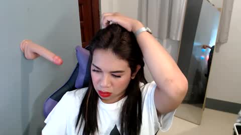 Snapshot of ur_cutiesthotasianxx chatting on January 2, 5:24 am Vee online show from January 2, 5:24 am