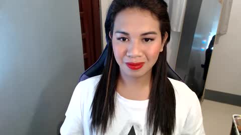 Snapshot of ur_cutiesthotasianxx chatting on January 2, 8:28 am Vee online show from January 2, 8:28 am