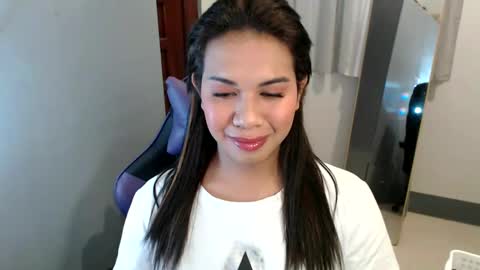 Snapshot of ur_cutiesthotasianxx chatting on January 2, 12:46 pm Vee online show from January 2, 12:46 pm