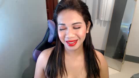 Snapshot of ur_cutiesthotasianxx chatting on January 3, 6:44 am Vee online show from January 3, 6:44 am