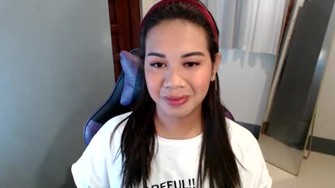 Snapshot of ur_cutiesthotasianxx chatting on January 6, 10:58 pm Vee online show from January 6, 10:58 pm