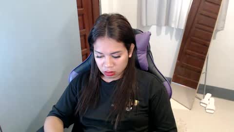 Snapshot of ur_cutiesthotasianxx chatting on January 10, 5:26 am Vee online show from January 10, 5:26 am