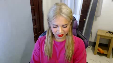 Snapshot of ur_cutiesthotasianxx chatting on January 19, 10:06 am Vee online show from January 19, 10:06 am