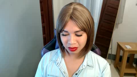 Snapshot of ur_cutiesthotasianxx chatting on January 23, 11:15 am Vee online show from January 23, 11:15 am