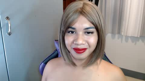 Snapshot of ur_cutiesthotasianxx chatting on January 30, 9:04 pm Vee online show from January 30, 9:04 pm