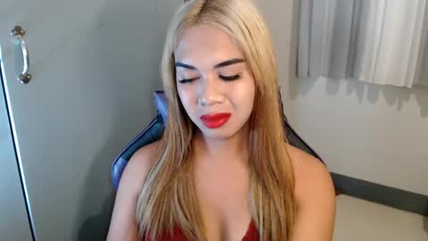 Snapshot of ur_cutiesthotasianxx chatting on January 31, 12:51 pm Vee online show from January 31, 12:51 pm