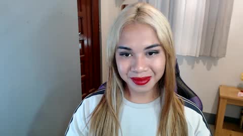 Snapshot of ur_cutiesthotasianxx chatting on February 1, 6:00 am Vee online show from February 1, 6:00 am