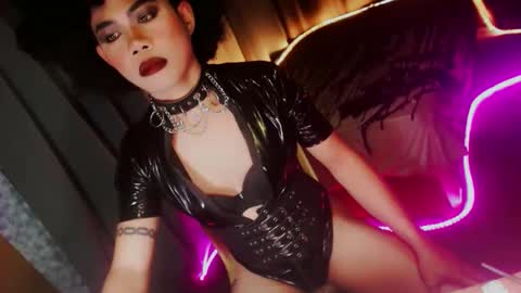 Snapshot of ur_dominatrix chatting on November 30, 5:11 am MISS ANNA online show from November 30, 5:11 am