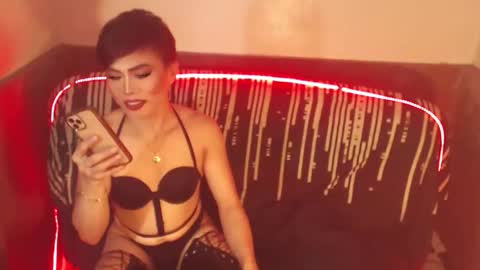 Snapshot of ur_dominatrix chatting on March 4, 1:44 am MISS ANNA online show from March 4, 1:44 am