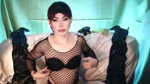 Snapshot of ur_dominatrix chatting on June 12, 10:25 am MISS ANNA online show from June 12, 10:25 am