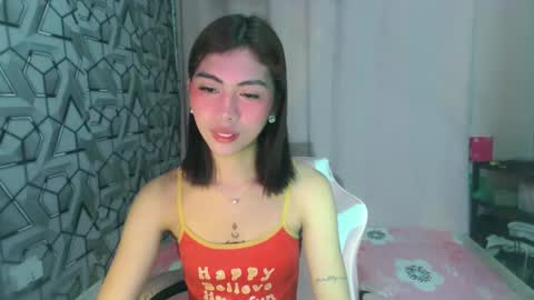 Snapshot of ur_extra_petite chatting on May 12, 8:33 am online show from May 12, 8:33 am
