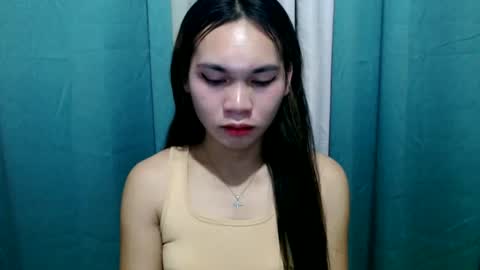 Snapshot of ur_innocent_girlx chatting on February 24, 11:32 am QUEENSY online show from February 24, 11:32 am