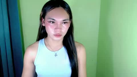 Snapshot of ur_innocent_girlx chatting on March 1, 1:00 am QUEENSY online show from March 1, 1:00 am