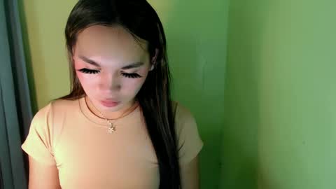 Snapshot of ur_innocent_girlx chatting on March 9, 8:10 pm QUEENSY online show from March 9, 8:10 pm