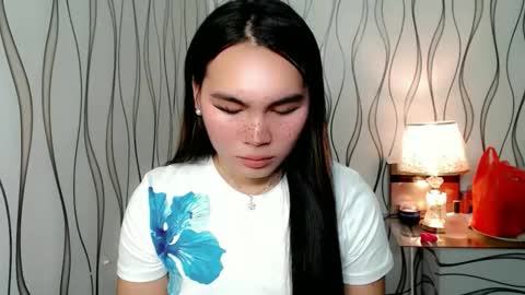 Snapshot of ur_innocent_girlx chatting on October 28, 9:24 am QUEENSY online show from October 28, 9:24 am