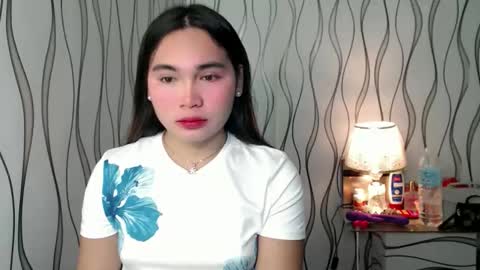 Snapshot of ur_innocent_girlx chatting on November 21, 2:32 am QUEENSY online show from November 21, 2:32 am