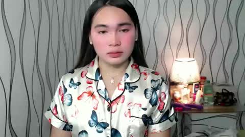 Snapshot of ur_innocent_girlx chatting on November 22, 3:27 am QUEENSY online show from November 22, 3:27 am