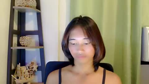 Snapshot of ur_sexyllie chatting on February 7, 5:33 am Ellie online show from February 7, 5:33 am