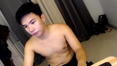 Snapshot of urasian_hardcockxx chatting on December 6, 11:54 am milly online show from December 6, 11:54 am