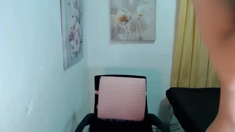 Snapshot of urasian_john20 chatting on November 20, 8:47 am urasian_john20 online show from November 20, 8:47 am