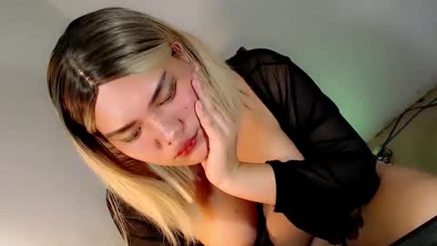 Snapshot of urasian_pampelatch chatting on March 5, 12:17 am MarieMars online show from March 5, 12:17 am