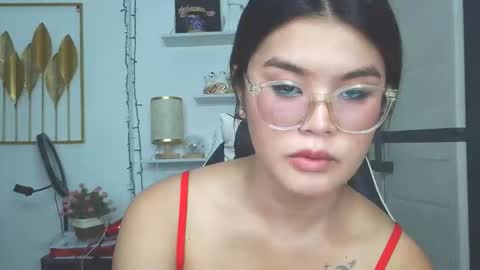 Snapshot of urcutegirl_les chatting on December 4, 8:56 am LES online show from December 4, 8:56 am