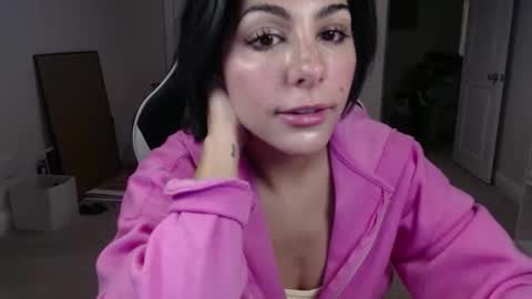 Snapshot of urgoddessmarla chatting on December 14, 3:23 am Goddess Marla online show from December 14, 3:23 am