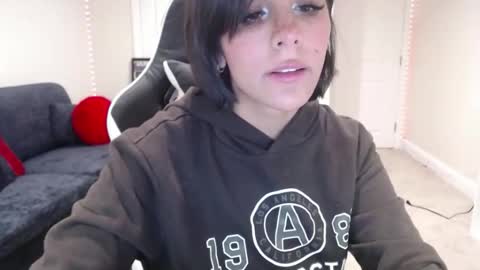 Snapshot of urgoddessmarla chatting on December 21, 3:35 am Goddess Marla online show from December 21, 3:35 am