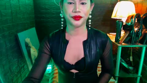 Snapshot of urhardcockqueenxxx chatting on January 18, 9:55 pm queen norelle online show from January 18, 9:55 pm