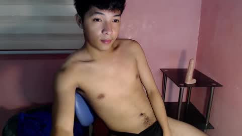 Snapshot of urhotethanxx chatting on February 19, 8:33 am Ethan online show from February 19, 8:33 am
