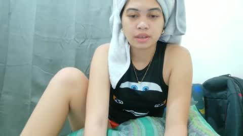 Snapshot of ursexy_pinay_skinny chatting on April 25, 5:32 am im jenny online show from April 25, 5:32 am