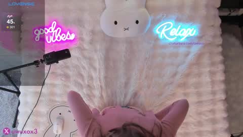 Snapshot of uwuxo chatting on November 24, 3:17 am Romy online show from November 24, 3:17 am