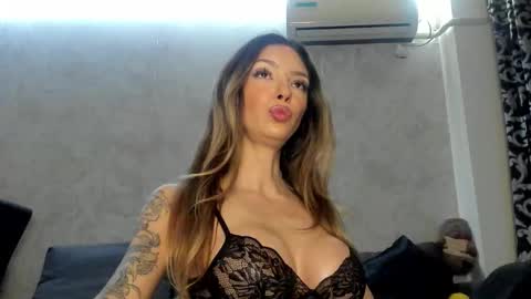 Snapshot of v_deville chatting on January 6, 5:33 am Mia online show from January 6, 5:33 am