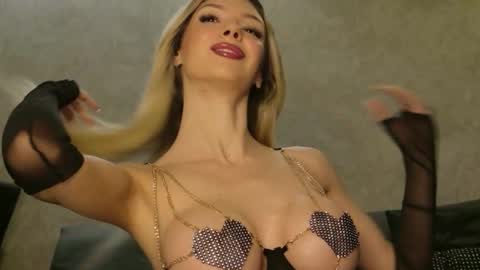 Snapshot of v_deville chatting on March 14, 3:23 am Mia online show from March 14, 3:23 am