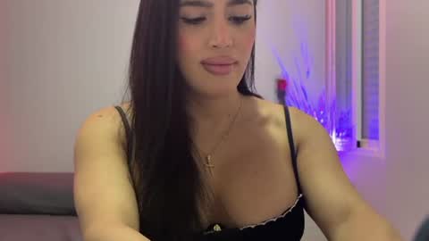 Snapshot of vainilladoll_ chatting on August 6, 8:44 pm Daniela online show from August 6, 8:44 pm