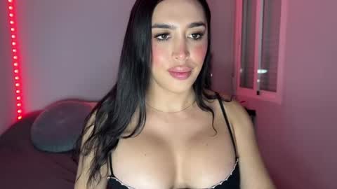 Snapshot of vainilladoll_ chatting on August 8, 3:30 am Daniela online show from August 8, 3:30 am