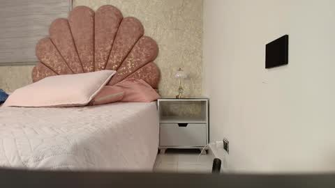 Snapshot of vaiolet_colls chatting on February 1, 12:26 pm Vaiolet colls online show from February 1, 12:26 pm