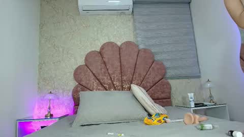 Snapshot of vaiolet_colls chatting on February 3, 11:59 am Vaiolet colls online show from February 3, 11:59 am