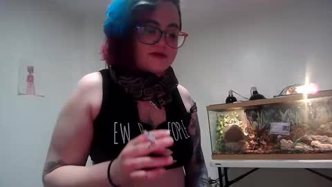 Snapshot of valarieak chatting on May 5, 1:02 am valarieak online show from May 5, 1:02 am