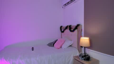 Snapshot of vale_kross chatting on December 11, 3:05 pm HI IM NEW online show from December 11, 3:05 pm