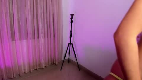 HI IM NEW online show from December 5, 3:30 pm