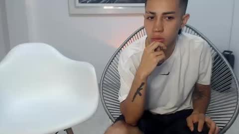 Snapshot of valen_and_paul_ chatting on November 18, 5:23 am valen paul online show from November 18, 5:23 am