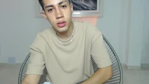 Snapshot of valen_and_paul_ chatting on December 14, 3:23 am valen paul online show from December 14, 3:23 am