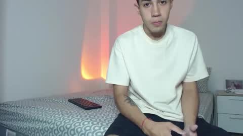 Snapshot of valen_and_paul_ chatting on December 16, 11:10 pm valen paul online show from December 16, 11:10 pm