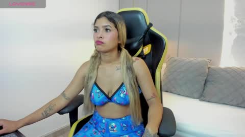 Snapshot of valen_martinez_ chatting on April 8, 12:27 pm V A L E N online show from April 8, 12:27 pm