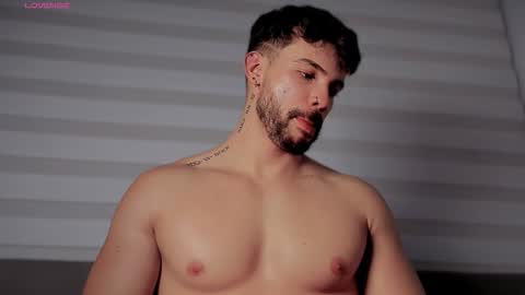 Snapshot of valenthinoking chatting on November 17, 3:23 am valenthinoking online show from November 17, 3:23 am